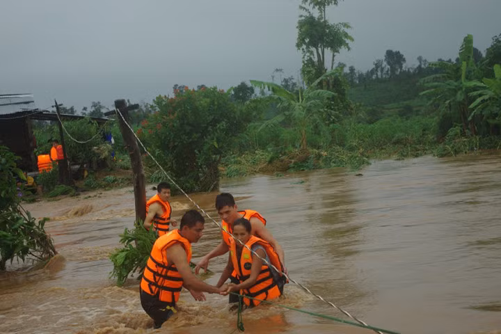 Cảm động hành trình vượt lũ dữ cứu dân mắc kẹt trên cây