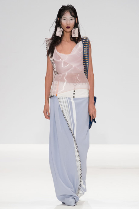 Hoàng Thùy lộ ngực khi catwalk ở Tuần lễ Thời trang London - Ảnh 6 Hoang Thuy lo nguc khi catwalk o Tuan le Thoi trang London - Anh 6