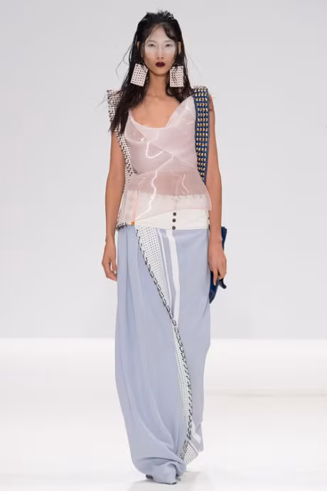 Hoang Thuy lo nguc khi catwalk o Tuan le Thoi trang London - Anh 6