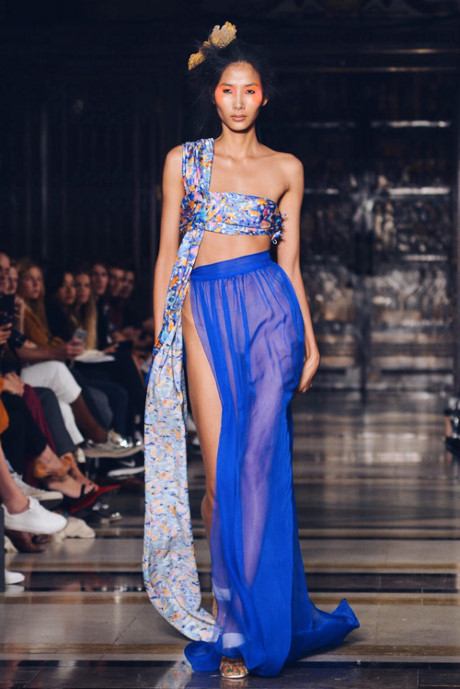 Hoàng Thùy lộ ngực khi catwalk ở Tuần lễ Thời trang London - Ảnh 7 Hoang Thuy lo nguc khi catwalk o Tuan le Thoi trang London - Anh 7