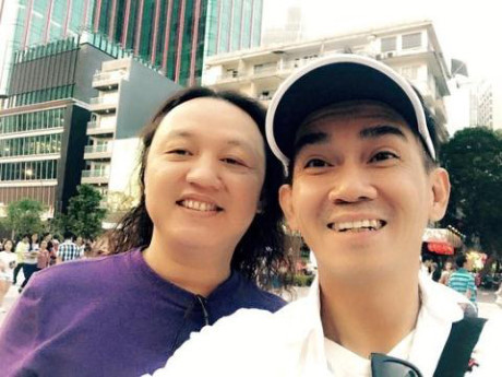 Nhật Hào khóc nấc, Đàm Vĩnh Hưng lặng người bên linh cữu Minh Thuận - Ảnh 1 Nhat Hao khoc nac, Dam Vinh Hung lang nguoi ben linh cuu Minh Thuan - Anh 1