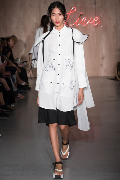 Hoàng Thùy lộ ngực khi catwalk ở Tuần lễ Thời trang London - Ảnh 3 Hoang Thuy lo nguc khi catwalk o Tuan le Thoi trang London - Anh 3