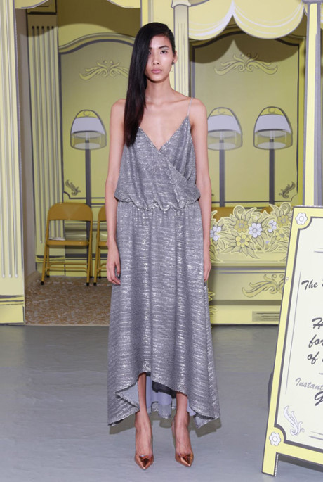 Hoàng Thùy lộ ngực khi catwalk ở Tuần lễ Thời trang London - Ảnh 4 Hoang Thuy lo nguc khi catwalk o Tuan le Thoi trang London - Anh 4