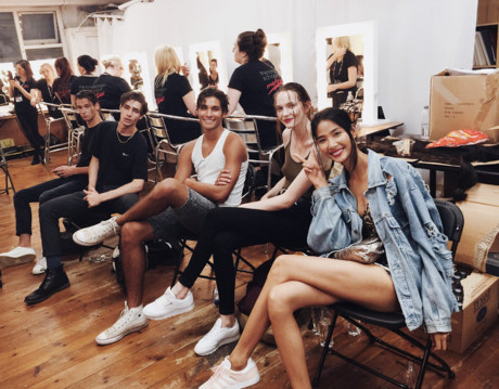 Hoàng Thùy lộ ngực khi catwalk ở Tuần lễ Thời trang London - Ảnh 8 Hoang Thuy lo nguc khi catwalk o Tuan le Thoi trang London - Anh 8