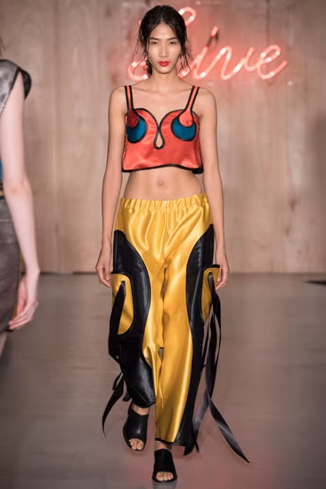 Hoang Thuy lo nguc khi catwalk o Tuan le Thoi trang London - Anh 1