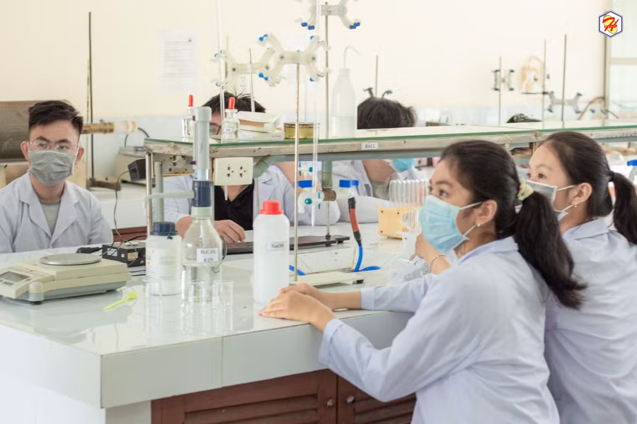 Học sinh Trường THPT Thái Phiên tham gia thí nghiệm tại phòng thí nghiệm khoa Hóa, Trường ĐH Bách khoa, ĐH Đà Nẵng