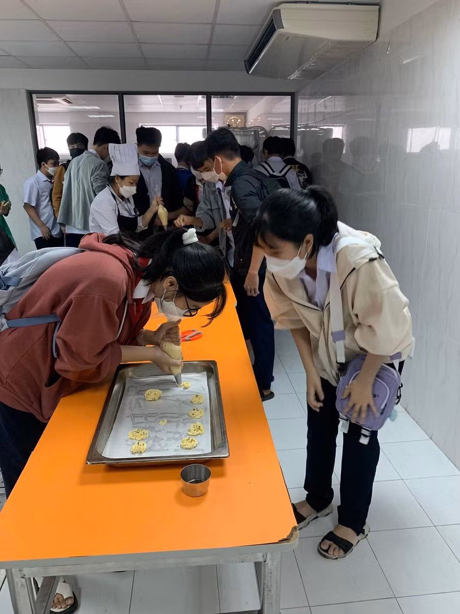 Học sinh lớp 9 Trường THCS Trần Đại Nghĩa (quận Ngũ Hành Sơn, TP Đà Nẵng) thực hành làm bánh trong chương trình trải nghiệm hướng nghiệp tại Trường Cao Đẳng Quốc Tế PEGASUS