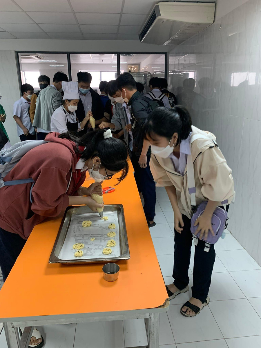 Học sinh lớp 9 Trường THCS Trần Đại Nghĩa (quận Ngũ Hành Sơn, TP Đà Nẵng) thực hành làm bánh trong chương trình trải nghiệm hướng nghiệp tại Trường Cao Đẳng Quốc Tế PEGASUS