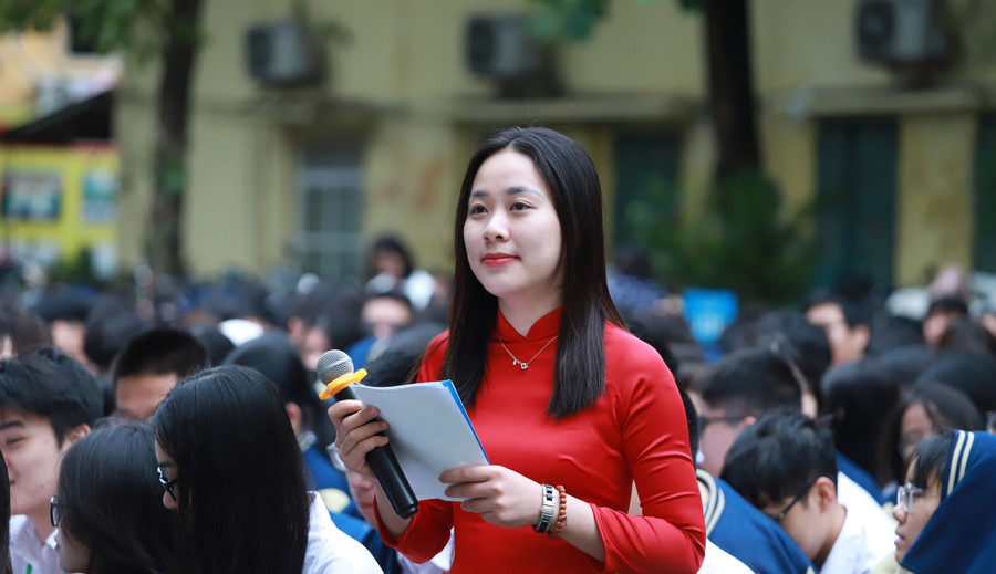 Cô Thu Uyên - giáo viên Ngữ văn Trường THPT Huỳnh Thúc Kháng (Hà Nội) giải đáp thắc mắc của học trò sau khi Bộ GD&amp;ĐT công bố cấu trúc định dạng đề thi và đề minh họa cấu trúc định dạng đề thi Kỳ thi tốt nghiệp THPT 2024. Ảnh: Đình Tuệ