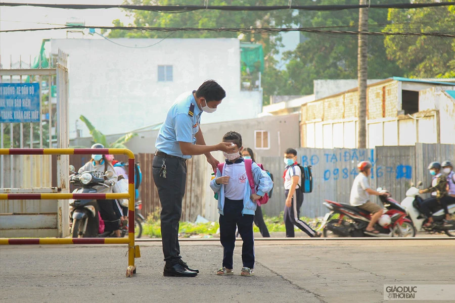 Trường học tại Đồng Nai kiểm tra thân nhiệt cho học sinh trước khi vào trường. Ảnh Tuấn Anh 