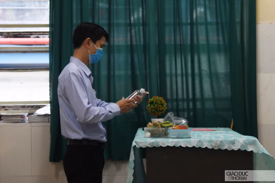 Thầy Nguyễn Quang Thái kiểm tra các dung dịch rửa tay sát khuẩn, khẩu trang dự phòng tại từng lớp học.