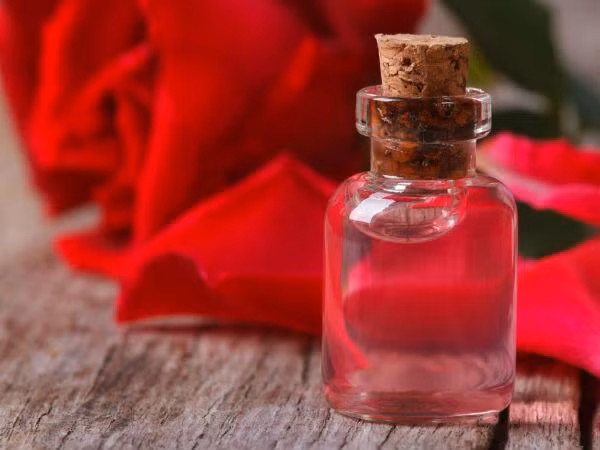 Mật ong và nước hoa hồng: Trộn 1 thìa cà phê mật ong với 2 thìa cà phê nước hoa hồng rồi thoa đều lên mặt và cổ. Phương pháp điều trị này sẽ mang lại vẻ rạng rỡ cho làn da của bạn. Làm điều này ít nhất 3-4 lần trong một tuần và bạn sẽ có thể thấy những thay đổi.