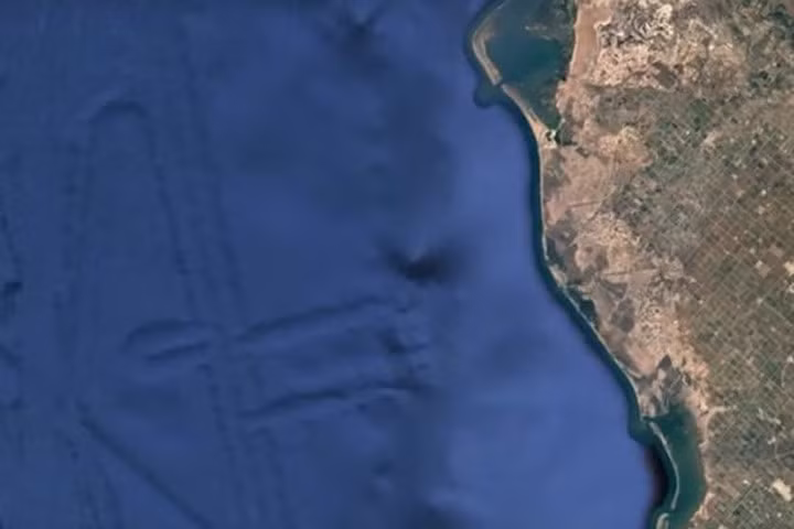 Những đường thẳng kéo dài trông rất "khả nghi" ngoài khơi California Ảnh: Youtube/MEXICOGEEK