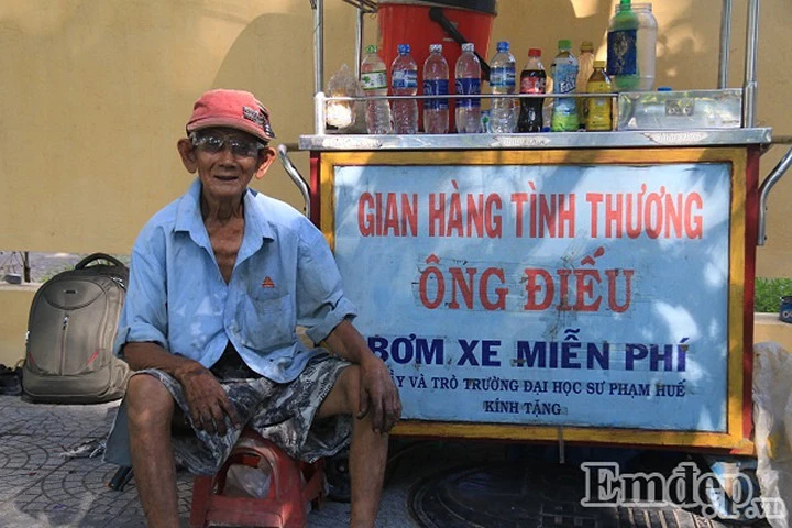 Hơn 20 năm qua, cụ Điếu đã bơm vá xe miễn phí cho hàng chục nghìn người lỡ đường... Ảnh: Nguyễn Na