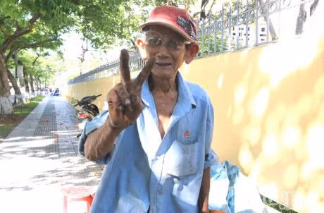 20 nam bom xe mien phi cua cu ong ngheo 80 tuoi - Anh 3