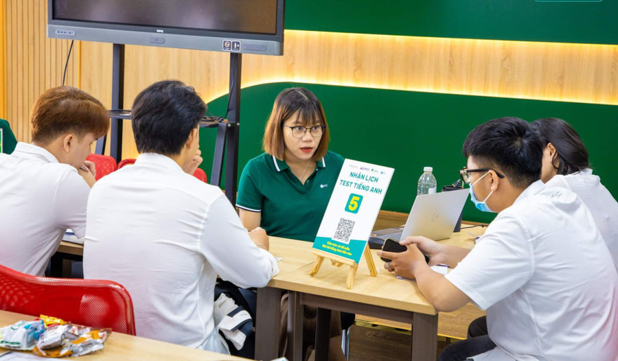 Tân sinh viên nhập học tại Trường ĐH Giao thông Vận tải năm 2023. Ảnh: UTH