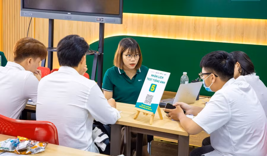 Tân sinh viên nhập học tại Trường ĐH Giao thông Vận tải năm 2023. Ảnh: UTH