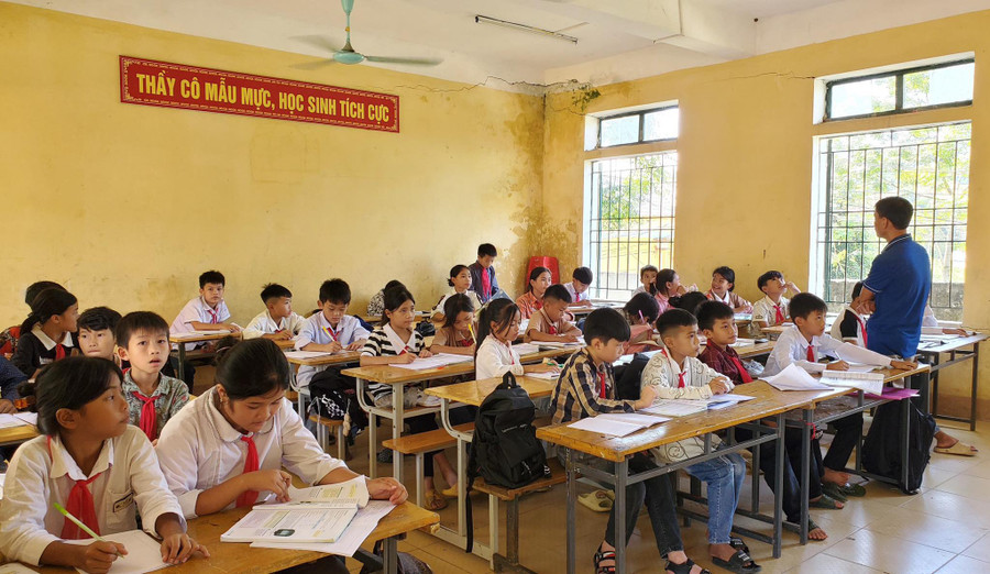 Trường THCS Giao Thiện - nơi học tập của gần 300 học sinh nhưng cả 2 dãy phòng học cấp 4A đã xuống cấp. Trường THCS Giao Thiện - nơi học tập của gần 300 học sinh nhưng cả 2 dãy phòng học cấp 4A đã xuống cấp.