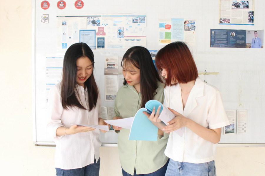 Chị Ngô Quỳnh Liên (giữa), thủ khoa đầu ra ngành Luật thương mại Quốc tế, Trường ĐH Luật Hà Nội hiện đang công tác tại Phòng Đào tạo, bồi dưỡng cán bộ và Tổng hợp, Vụ Tổ chức cán bộ, Bộ Tư pháp. Ảnh NVCC.