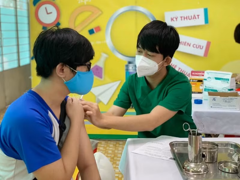 Học sinh Trường THPT Võ Văn Kiệt (TPHCM) được tiêm vắc-xin ngừa Covid-19.