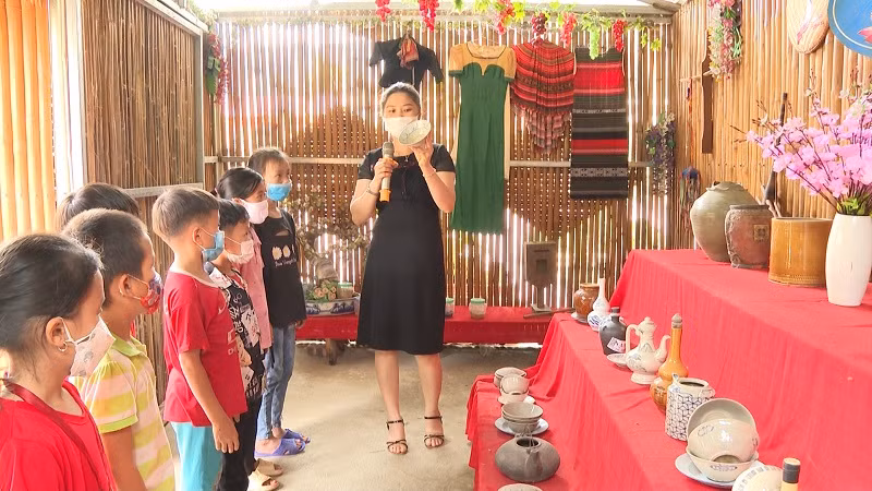 Giáo viên Trường PTDT Bán trú Tiểu học Minh Tân dạy học sinh về văn hóa địa phương.