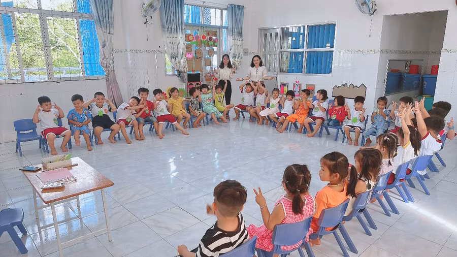 Cô, trò mầm non tại TP Mỹ Tho (Tiền Giang) trong giờ học.