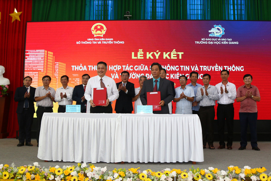 Sở TT&TT tỉnh Kiên Giang và Trường ĐH Kiên Giang ký kết hợp tác. Sở TT&TT tỉnh Kiên Giang và Trường ĐH Kiên Giang ký kết hợp tác.