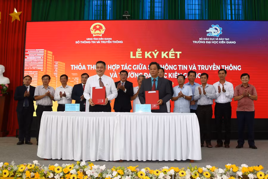 Sở TT&amp;TT tỉnh Kiên Giang và Trường ĐH Kiên Giang ký kết hợp tác.