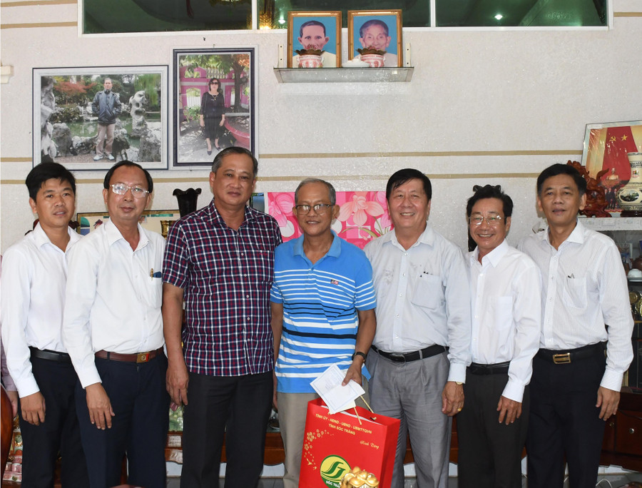 Ông Lâm Văn Mẫn, Bí thư tỉnh ủy Sóc Trăng (ngoài cùng bên phải) thăm cán bộ hưu trí tại huyện Long Phú. Ông Lâm Văn Mẫn, Bí thư tỉnh ủy Sóc Trăng (ngoài cùng bên phải) thăm cán bộ hưu trí tại huyện Long Phú.