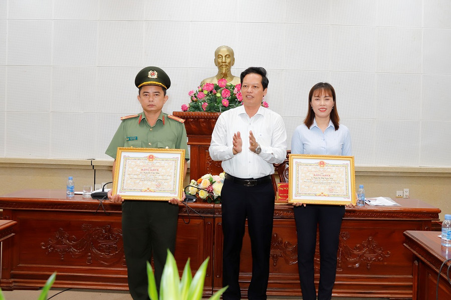 UBND tỉnh Tiền Giang trao bằng khen cho 2 cá nhân có thành tích trong công tác phối hợp tổ chức tốt Kỳ thi tốt nghiệp THPT năm 2022.