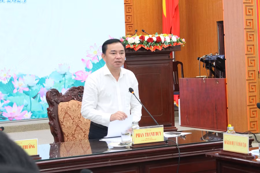 Ông Phan Thanh Duy, Phó Chủ tịch UBND tỉnh, Trưởng Ban Chỉ đạo Kỳ thi tốt nghiệp THPT năm 2023 tỉnh Bạc Liêu phát biểu tại buổi làm việc.