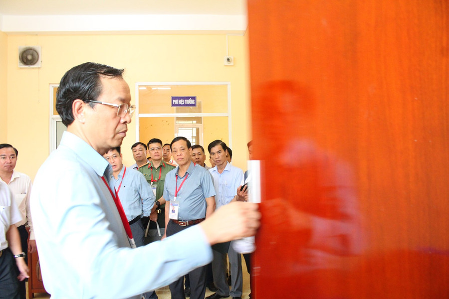 Thứ trưởng Phạm Ngọc Thưởng kiểm tra cơ sở vật chất tại điểm thi Trường THPT Bạc Liêu. Thứ trưởng Phạm Ngọc Thưởng kiểm tra cơ sở vật chất tại điểm thi Trường THPT Bạc Liêu.