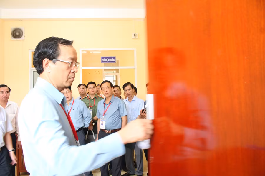 Thứ trưởng Phạm Ngọc Thưởng kiểm tra cơ sở vật chất tại điểm thi Trường THPT Bạc Liêu.