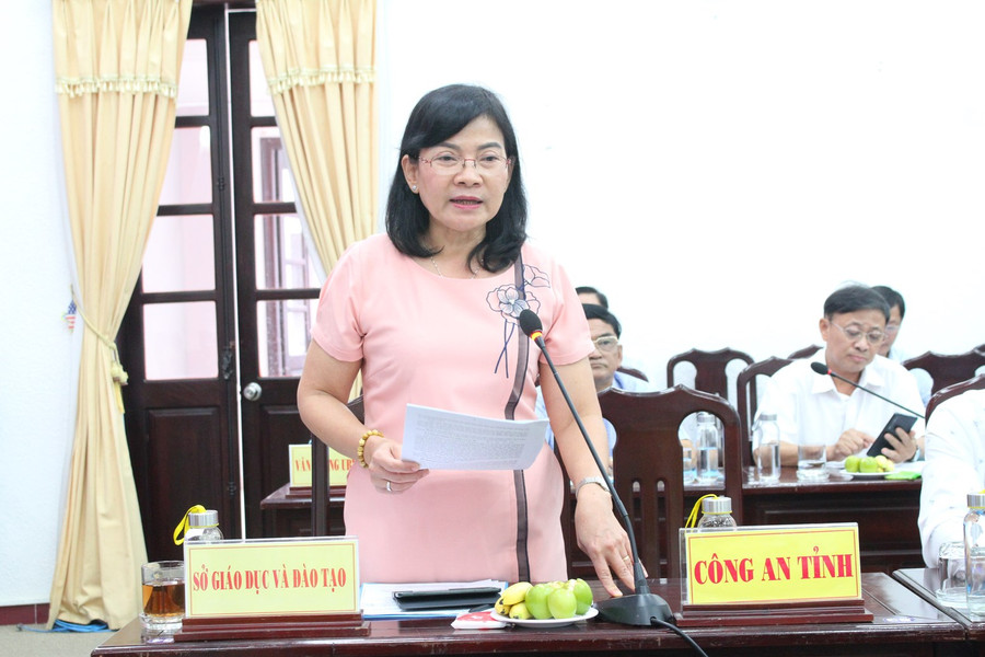 Bà Lâm Thị Sang, Giám đốc Sở GD&ĐT Bạc Liêu báo cáo công tác tổ chức thi. Bà Lâm Thị Sang, Giám đốc Sở GD&ĐT Bạc Liêu báo cáo công tác tổ chức thi.