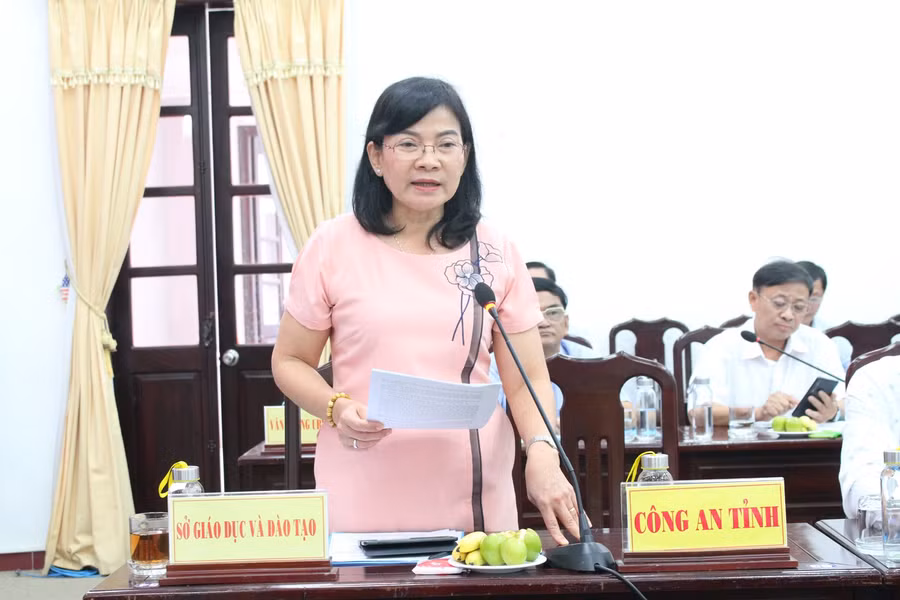 Bà Lâm Thị Sang, Giám đốc Sở GD&amp;ĐT Bạc Liêu báo cáo công tác tổ chức thi.