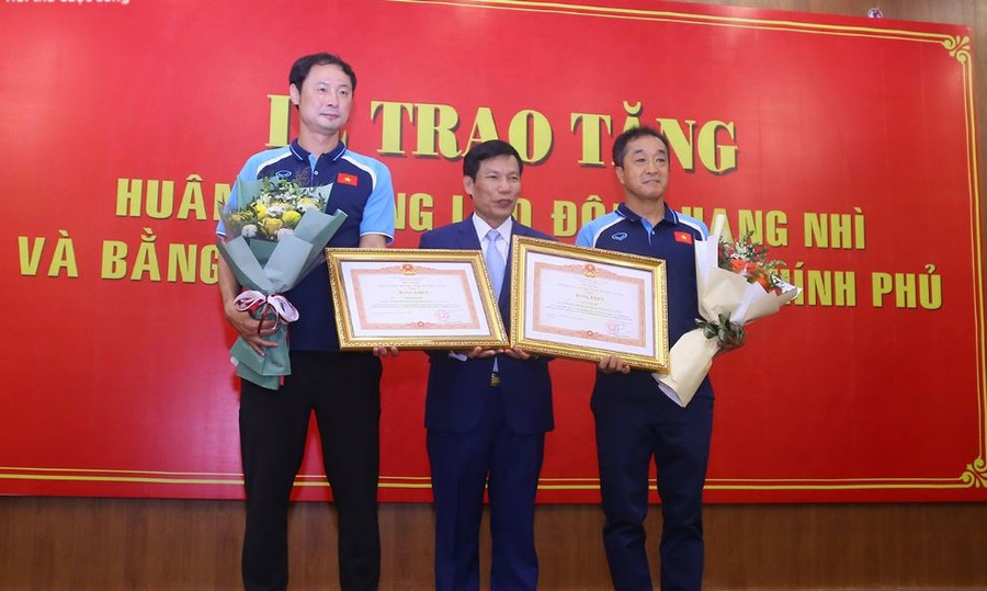 Các trợ lý Lee Young Jin và Kim Han Yoon cũng vinh dự nhận được Bằng khen của Thủ tướng Chính phủ