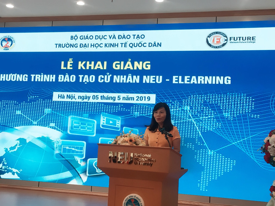 PGS.TS. Trần Thị Vân Hoa, Phó hiệu trưởng trường ĐH KTQD phát biểu tại lễ khai giảng PGS.TS. Trần Thị Vân Hoa, Phó hiệu trưởng trường ĐH KTQD phát biểu tại lễ khai giảng