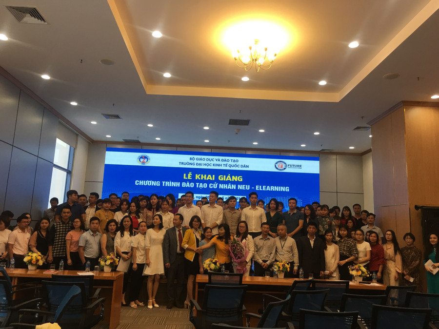 Các thầy cô giáo và các bạn tân SV của "Chương trình đào tạo cử nhân Neu - Elearning" cùng chụp ảnh lưu niệm Các thầy cô giáo và các bạn tân SV của "Chương trình đào tạo cử nhân Neu - Elearning" cùng chụp ảnh lưu niệm