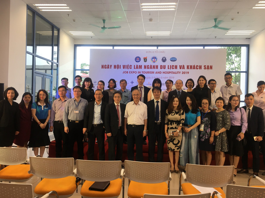 Đại diện các doanh nghiệp và trường học chụp ảnh lưu niệm Đại diện các doanh nghiệp và trường học chụp ảnh lưu niệm