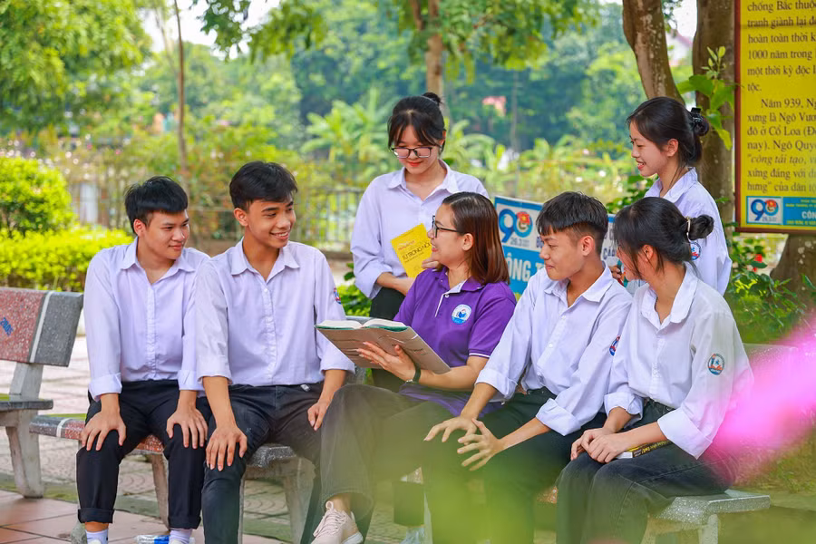 Cô trò Trường THPT Kim Ngọc (Vĩnh Phúc) trao đổi bài. Ảnh: TG