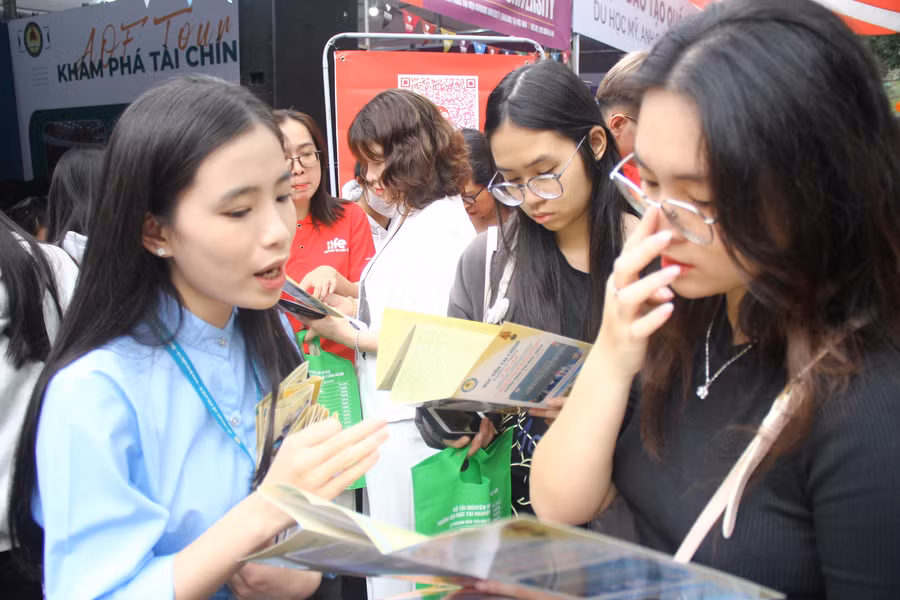 Tại Ngày hội tư vấn tuyển sinh, hướng nghiệp năm 2024, nhiều nữ sinh tìm hiểu về các ngành thuộc lĩnh vực kỹ thuật. Ảnh: Sỹ Điền