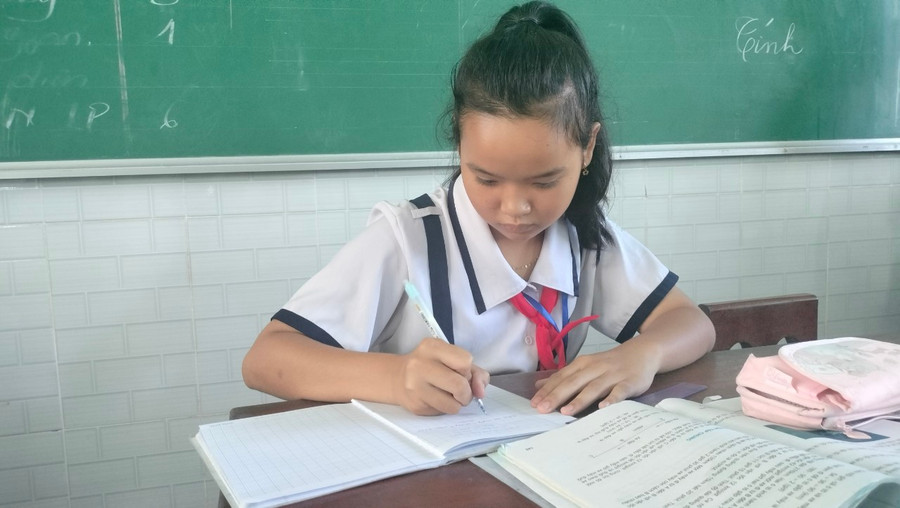 Gia đình em Lê Ánh Kim thuộc diện hộ nghèo.