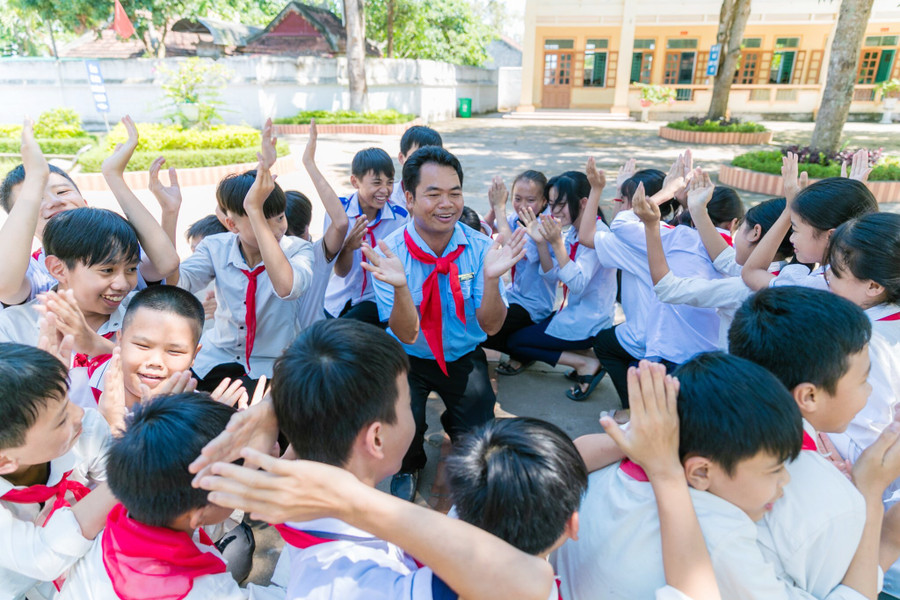 Thầy Nguyễn Sỹ Bằng – giáo viên môn Âm nhạc kiêm Tổng phụ trách Đội, Trường THCS Tân Dân (Nam Đàn, Nghệ An). Ảnh: Hồ Lài Thầy Nguyễn Sỹ Bằng – giáo viên môn Âm nhạc kiêm Tổng phụ trách Đội, Trường THCS Tân Dân (Nam Đàn, Nghệ An). Ảnh: Hồ Lài