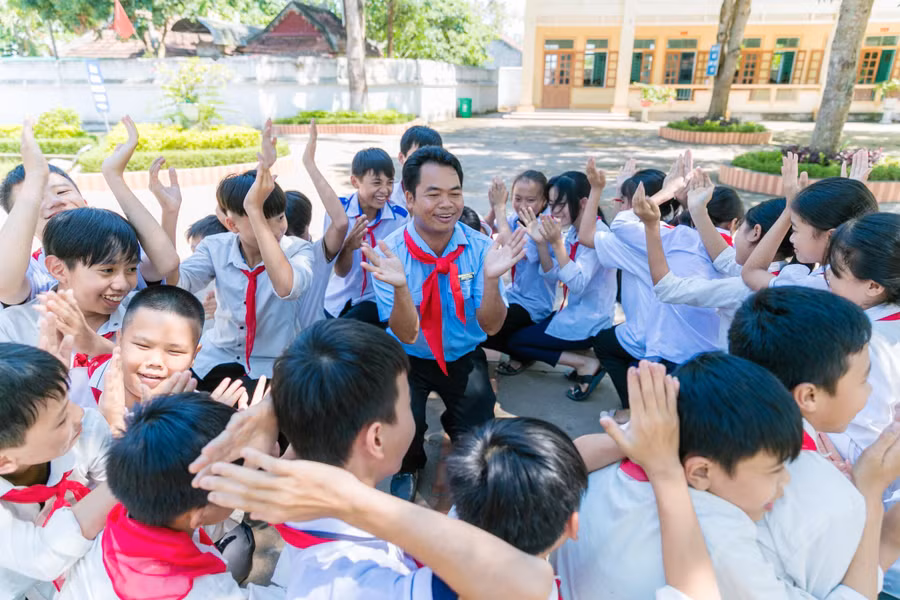 Thầy Nguyễn Sỹ Bằng – giáo viên môn Âm nhạc kiêm Tổng phụ trách Đội, Trường THCS Tân Dân (Nam Đàn, Nghệ An). Ảnh: Hồ Lài