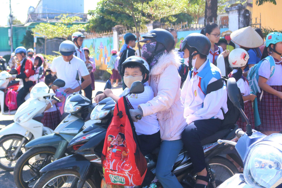 Phụ huynh và học sinh Trường Tiểu học số 2 thị trấn Plei Kần chấp hành nghiêm chỉnh quy định khi tham gia giao thông. Ảnh: Trúc Hân Phụ huynh và học sinh Trường Tiểu học số 2 thị trấn Plei Kần chấp hành nghiêm chỉnh quy định khi tham gia giao thông. Ảnh: Trúc Hân