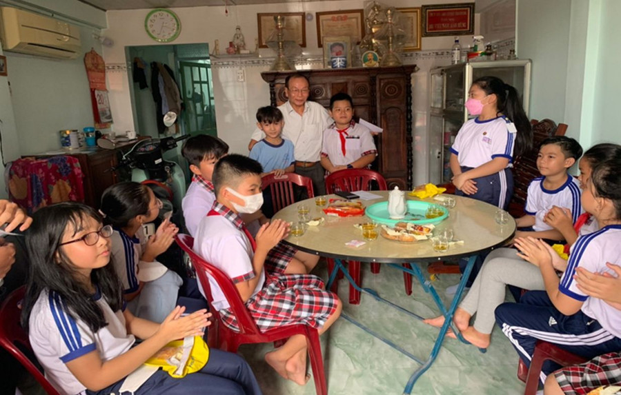 Liên đội Trường Tiểu học Hùng Vương (TP Vĩnh Long, tỉnh Vĩnh Long) tìm về địa chỉ đỏ là gia đình cựu chiến binh. Ảnh: NTCC Liên đội Trường Tiểu học Hùng Vương (TP Vĩnh Long, tỉnh Vĩnh Long) tìm về địa chỉ đỏ là gia đình cựu chiến binh. Ảnh: NTCC