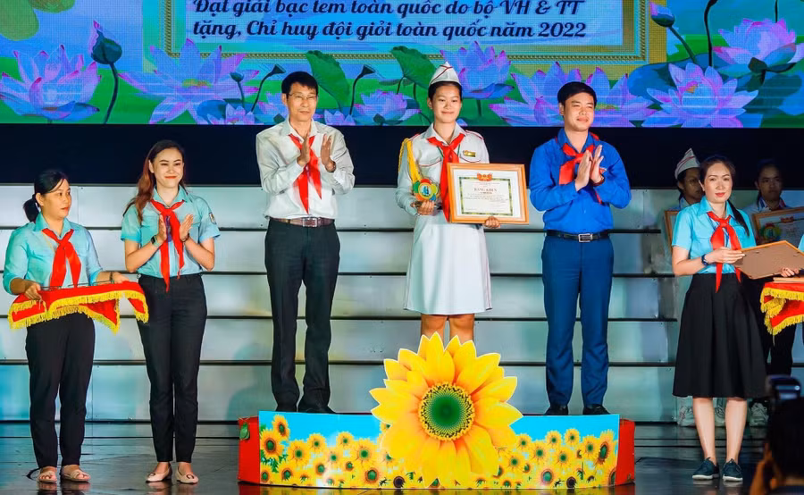 Đặng Cát Tiên (đứng giữa) đoạt nhiều thành tích cấp tỉnh và Trung ương trong các cuộc thi về hoạt động Đội. Ảnh: NVCC