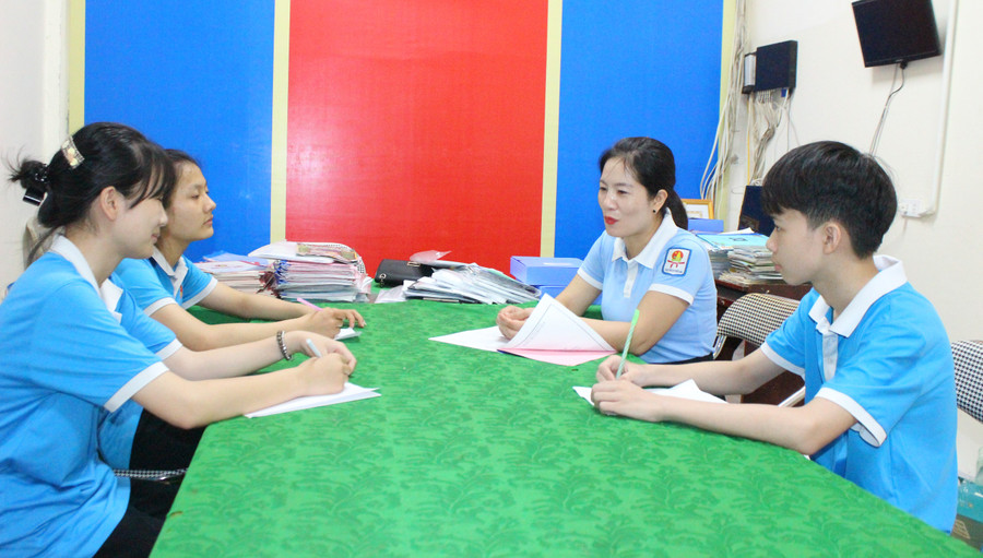 Ngoài dạy Âm nhạc, Tổng phụ trách Đội Nguyễn Cẩm Lê còn làm công tác tư vấn tâm lý cho học sinh. Ảnh: Hồ Phương Ngoài dạy Âm nhạc, Tổng phụ trách Đội Nguyễn Cẩm Lê còn làm công tác tư vấn tâm lý cho học sinh. Ảnh: Hồ Phương