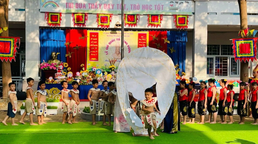 Học sinh Trường Tiểu học Lê Văn Việt (TP Thủ Đức) tham gia các hoạt động trải nghiệm trong ngày Giỗ Tổ Hùng Vương. Ảnh: MA