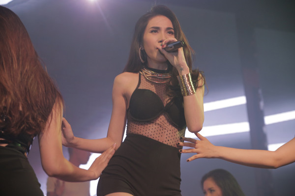 Cô nhảy sexy bên các vũ công, khuấy động không khí của quán bar. thuytien7-5774-1418973949.jpg